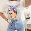 Caperucita Rosa (Rosa Navarro) Camiseta Blanca Flores Azules Y Rojas Kahlo (V07)