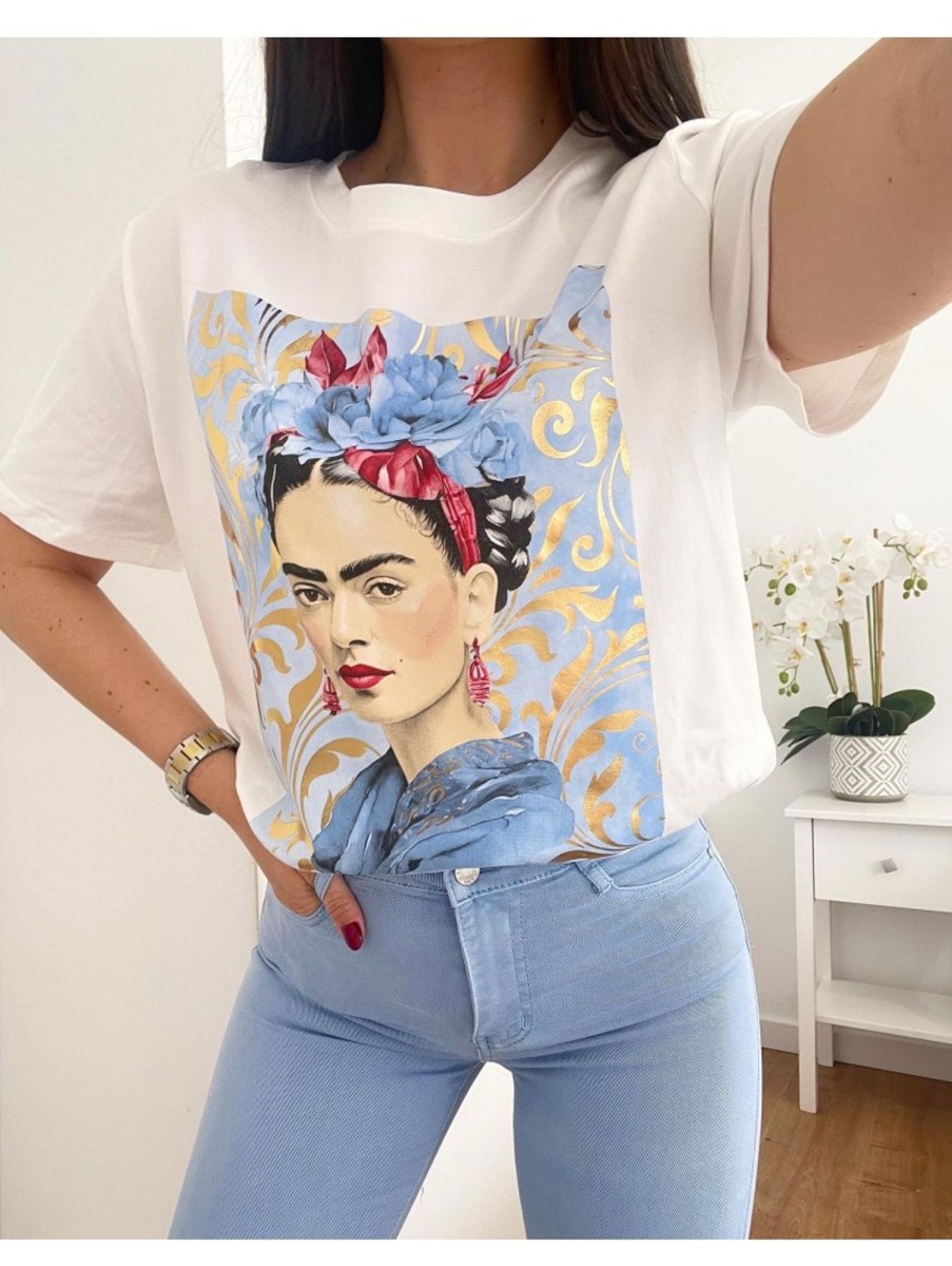 Caperucita Rosa (Rosa Navarro) Camiseta Blanca Flores Azules Y Rojas Kahlo (V07)