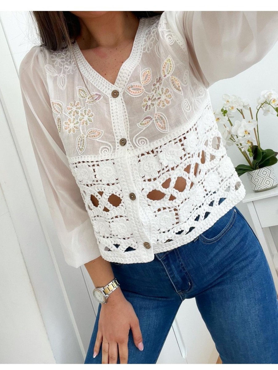 Caperucita Rosa (Rosa Navarro) Blusa Botones Blanca Detalles Lentejuelas Escote Y Troquelado Sidney