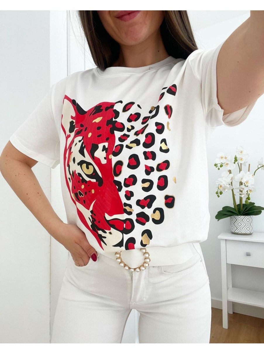 Caperucita Rosa (Rosa Navarro) Camiseta Blanca Manga Corta Mitad Cara Leopardo Rojo (V07)