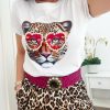 Caperucita Rosa (Rosa Navarro) Camiseta Blanca Manga Corta Tigre Gafas Perlas (L37)