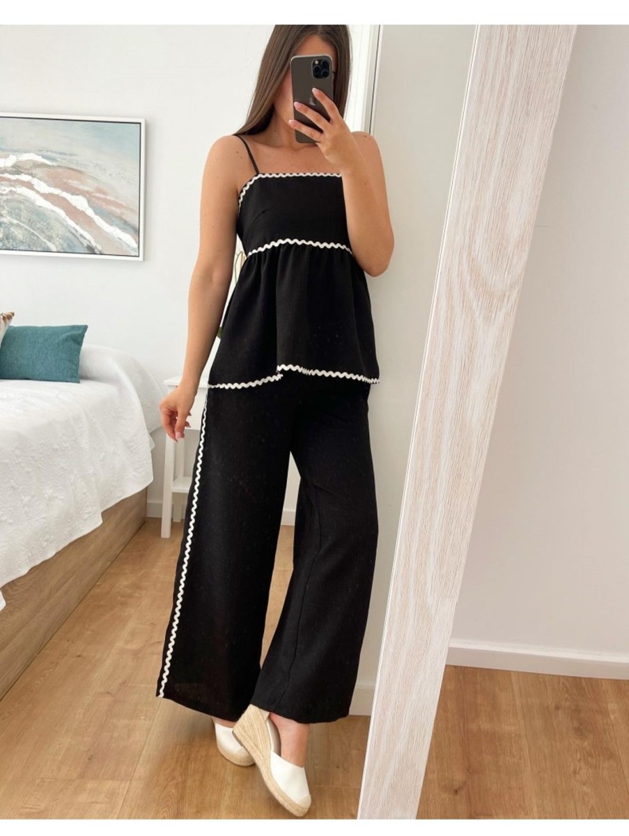 Caperucita Rosa (Rosa Navarro) Conjunto Top Y Pantalon Negro Picunela Blanca Anna