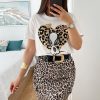 Caperucita Rosa (Rosa Navarro) Camiseta Blanca Manga Corta Corazon Leopardo Beige Espalda Snoopyv07)