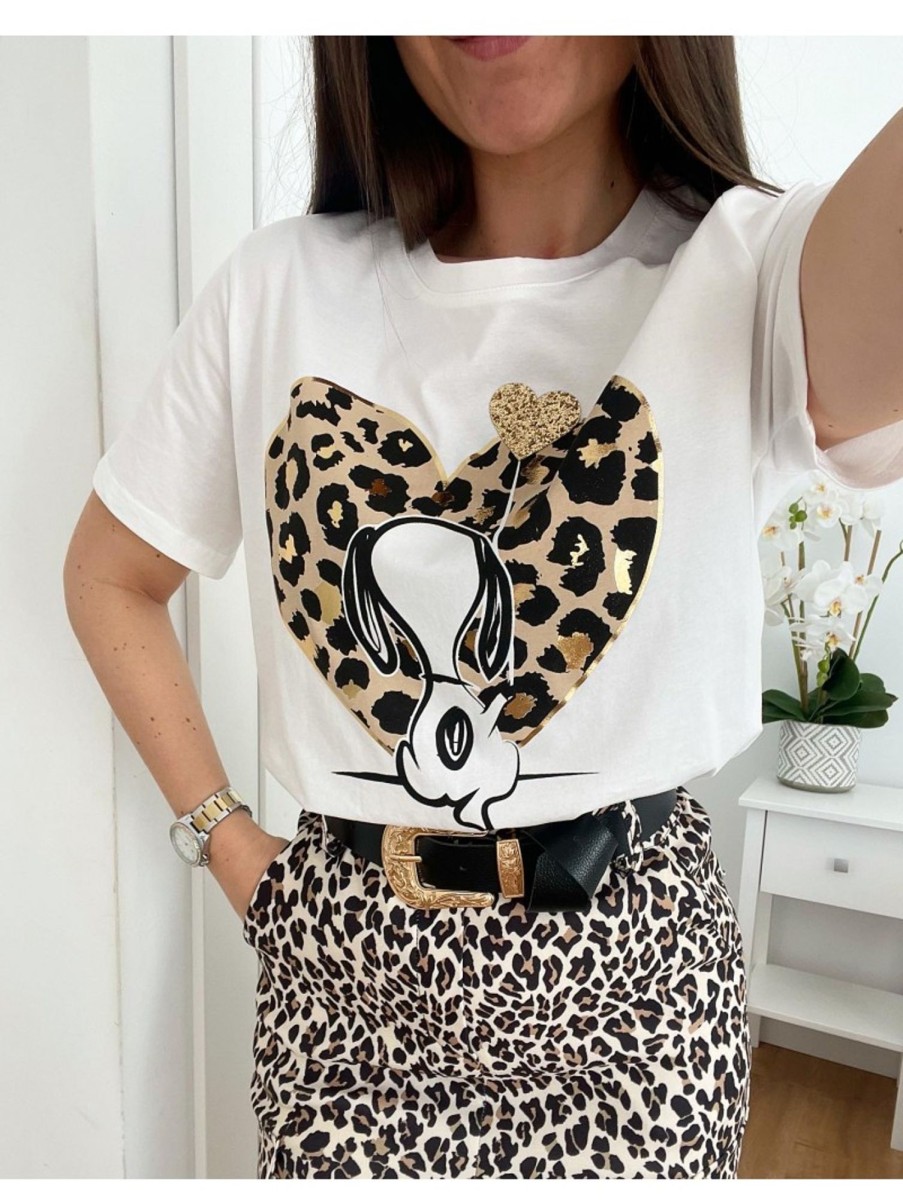 Caperucita Rosa (Rosa Navarro) Camiseta Blanca Manga Corta Corazon Leopardo Beige Espalda Snoopyv07)